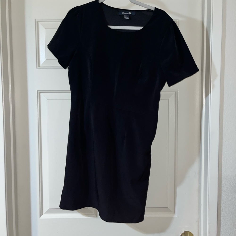 Forever 21 Black Short Sleeve Scoop Neck Dress